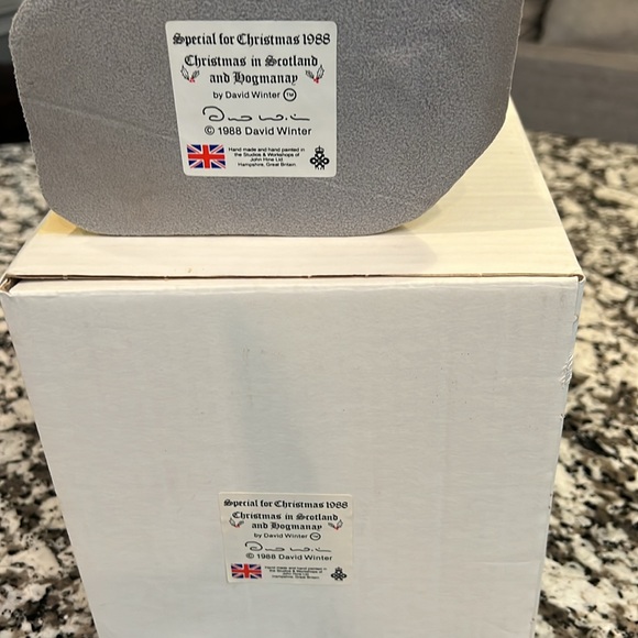 David Winter Cottages Christmas in Scotland and Hogmanay Christmas 1988 SIGNED! - Picture 10 of 11